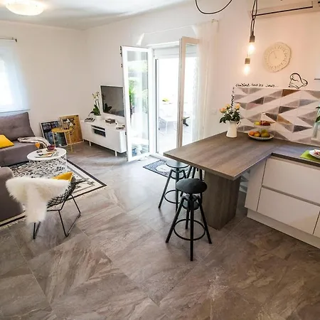 Garden Residence - Modern, Spacious, Nice View Podstrana